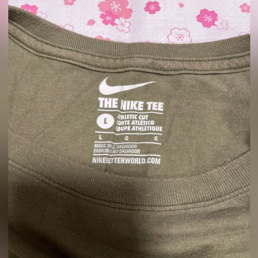 The Nike Tee Block Checkered Logo Olive Green Athletic Cut T-Shirt Mens Size L